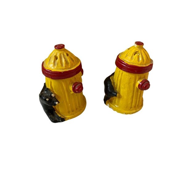 Vintage Chalkware Dog at Fire Hydrant Salt & Pepper Shakers Souvenir - Picture 2 of 7